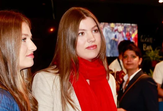 Te contamos el secreto que esconde la bufanda roja de la infanta Sofía