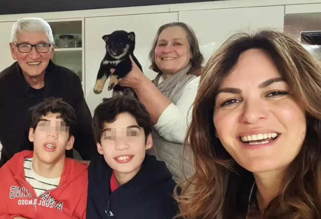 Fabiola Martínez junto a sus padres y su famila