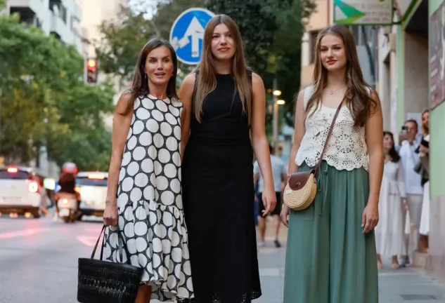 La infanta Sofía (i) y la princesa Leonor (d), acuden con su madre, la reina Letizia, a una proyección de cine este jueves en Mallorca.