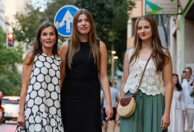 La infanta Sofía (i) y la princesa Leonor (d), acuden con su madre, la reina Letizia, a una proyección de cine este jueves en Mallorca.