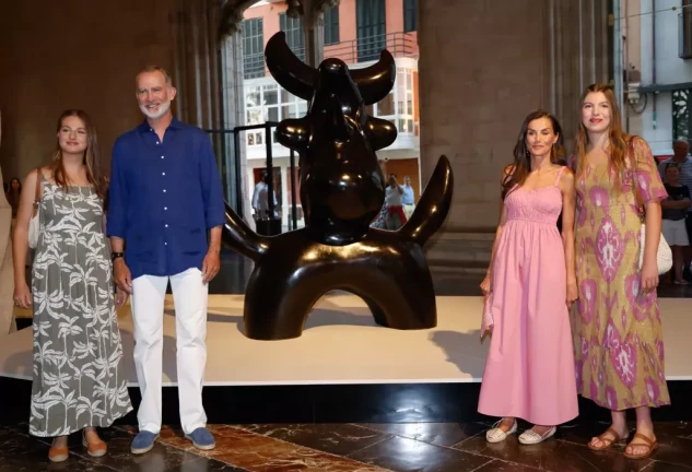 Los reyes Felipe VI (i) y Letizia (d), la princesa Leonor (2i detrás) y la infanta Sofía (d detrás), tras visitar la exposición de Joan Miró este martes en la Lonja de Palma. EFE