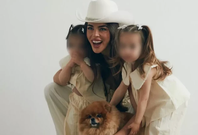 Violeta Mangriñán con sus hijas, Gala y Gia, y con su perrita Canela