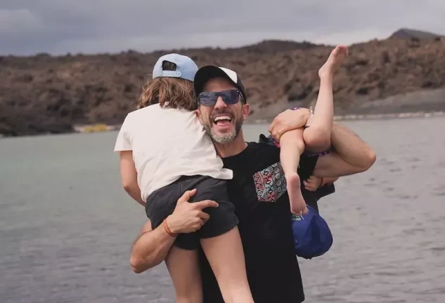 Roberto Leal jugando con sus hijos