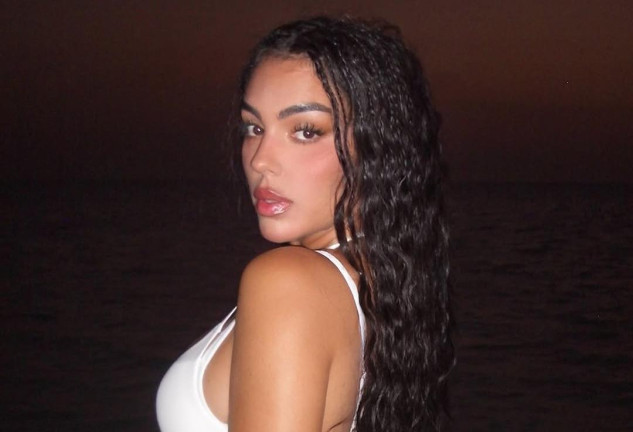 Georgina Rodríguez reaparece vestida de blanco pero sin anillo tras su compromiso con Cristiano