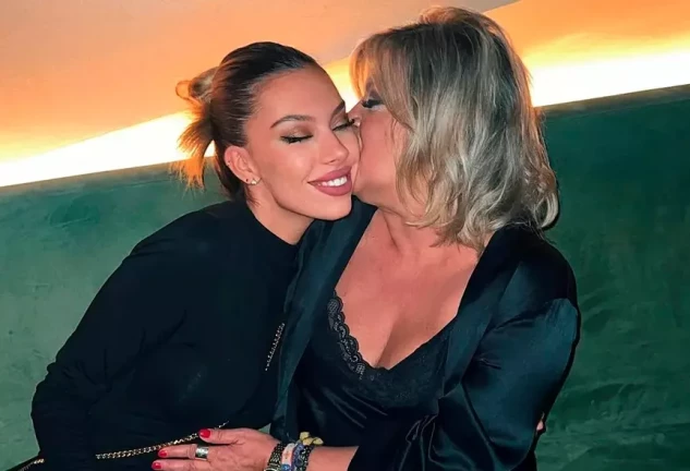 Terelu Campos besando a Alejandra Rubio