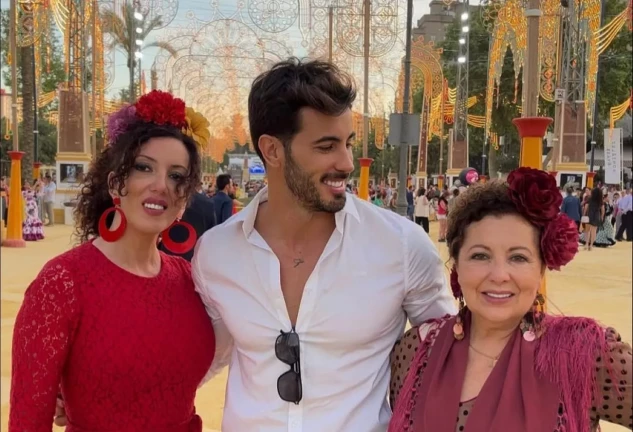 Iván González, concursante de 'Supervivientes All Star', con su madre y su abuela.