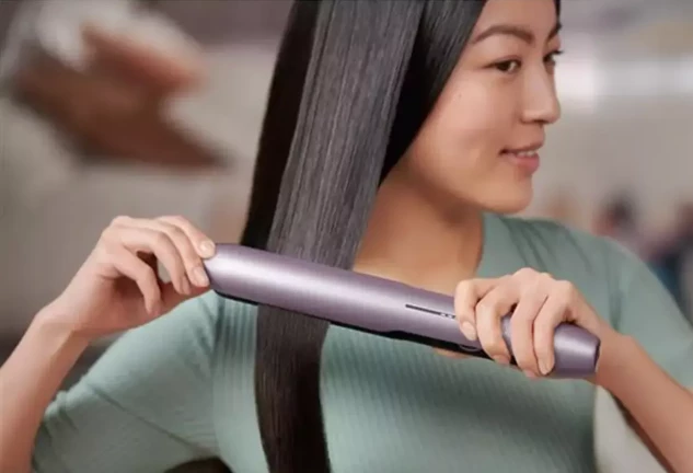 Plancha de pelo con control térmico e iones.