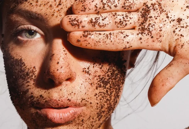 Exfoliante facial suave de grano fino.