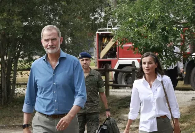 Los Reyes visitan la zona afectada por los incendios