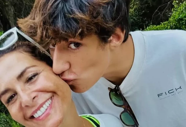 Nuria Roca con su hijo Pau en una imagen de redes