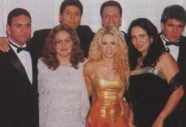 Shakira y sus 9 hermanos por parte de su papá, William Mebarak, juntos en una reunión familiar. Foto- Twitter@Revista_Clase
