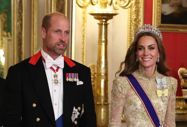 Kate Middleton reaparece espectacular en una cena de gala con este precioso vestido dorado y la tiara de Lady Di