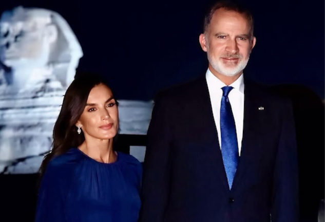 Felipe y Letizia posando junto a la Gran Esfinge de Giza.