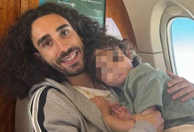Marc Cucurella junto a su hijo Mateo.