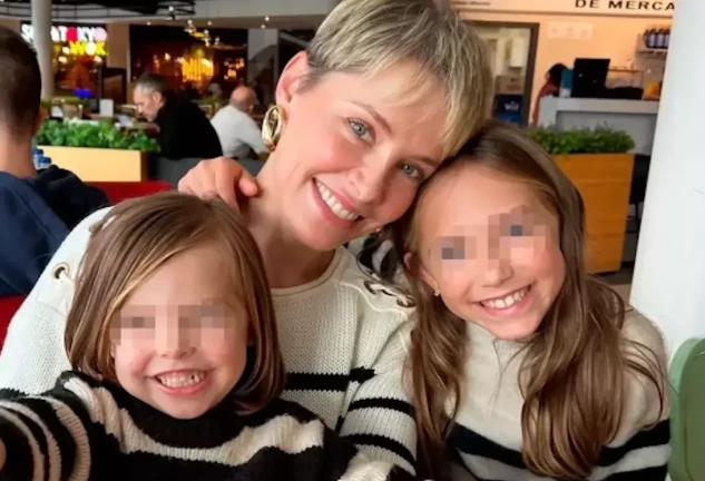 Soraya Arnelas junto a sus hijas, Manuela, Olivia.