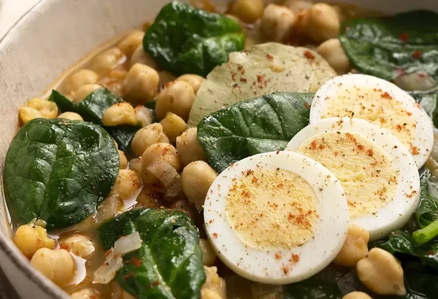 Garbanzos con espinacas y huevo duro: receta casera saludable y fácil