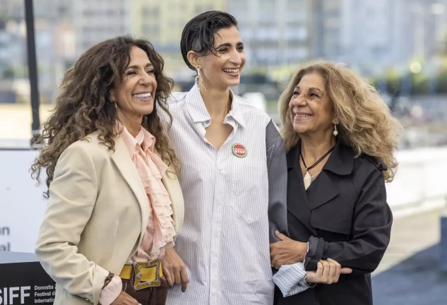Lolita, Rosario y Alba Flores