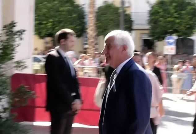 Alfonso Martínez de Irujo entrando en la boda equivocada EP
