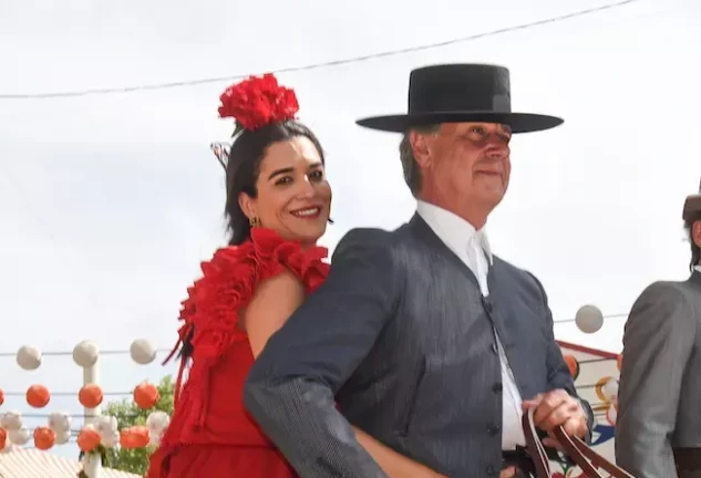 Cayetano Martínez de Irujo y Bárbara Mirjan a caballo