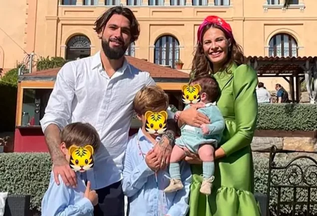 Jota Peleteiro y Jessica Bueno junto a sus hijos.
