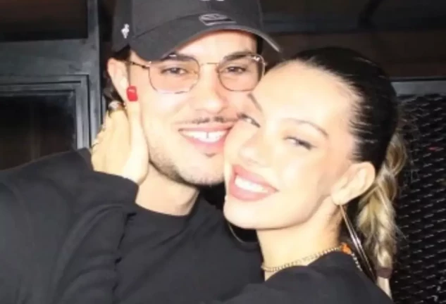 Alejandra Rubio y Carlo Costanzia abrazados