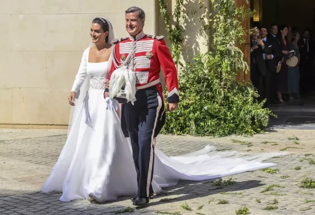 Cayetano Martínez de Irujo y Bárbara Mirjan a su salida de la Iglesia de los Gitanos de Sevilla tras haber contraído matrimonio