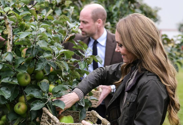 Kate Middleton y Guillermo: sus tiernas fotos recogiendo manzanas y preparando pasteles