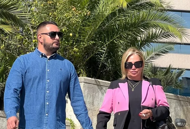 Belén y su marido, Miguel, saliendo del juzgado