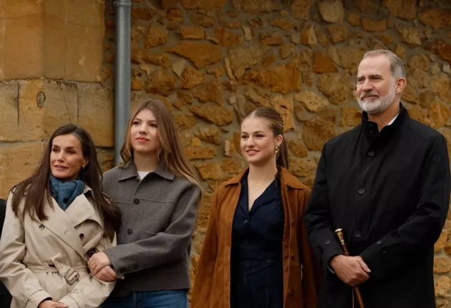 Los reyes, la princesa de Asturias y la infanta Sofía durante su visita a Valdesoto