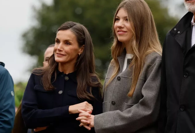 La reina Letizia y la infanta Sofía a su llegada este sábado a Valdesoto