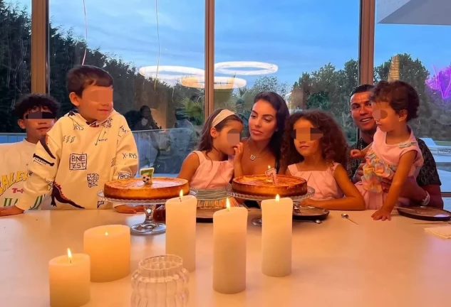 Cristiano y Georgina con todos sus hijos en el 7º cumpleaños de Eva y Mateo