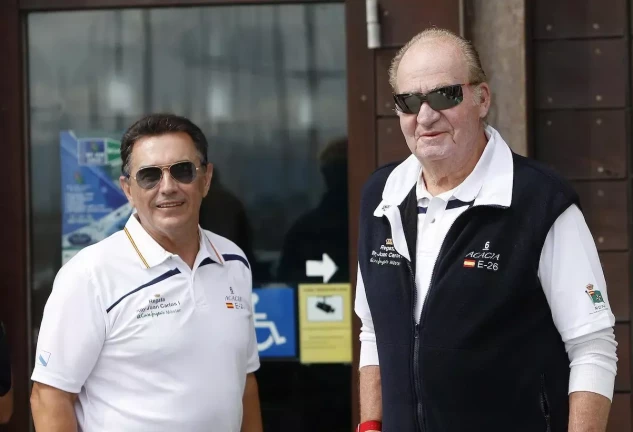 Juan Carlos con su inseparable amigo Pedro Campos