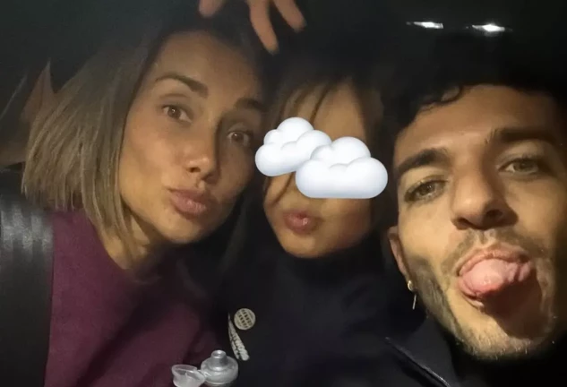 Adara Molinero con su novio y su hijo 1