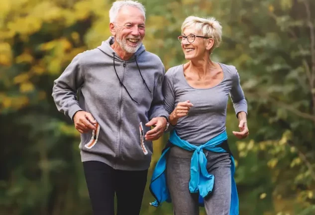 pareja mayor corriendo-1112137