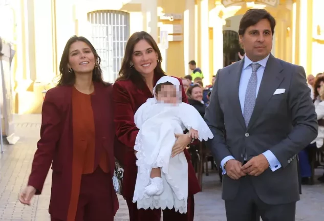 Tana Rivera, Lourdes Montes y Francisco Rivera junto al pequeño Nicolás a su llegada a la iglesia de Santa Ana
