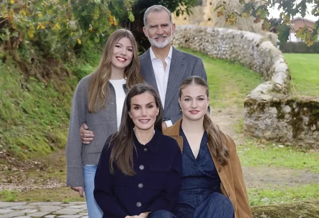 Los Reyes y sus hijas han enviado su tradicional felicitación navideña Dorso