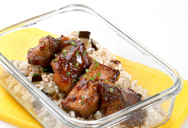 E41_PU_Costillas-de-cerdo-laqueadas-con-salsa-barbacoa-y-arroz-de-berenjenas