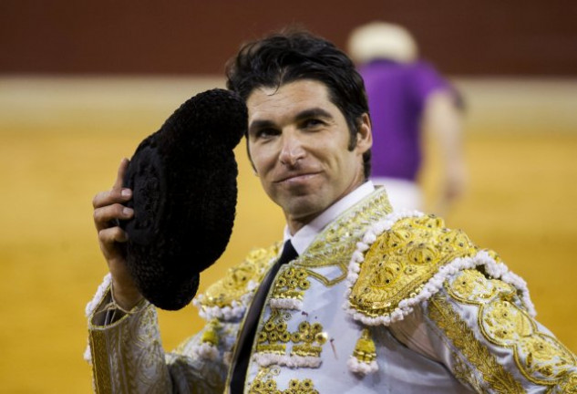 Cayetano Rivera volvió a vestir el traje de luces en Illescas (Toledo), tras un año retirado de los ruedos.
