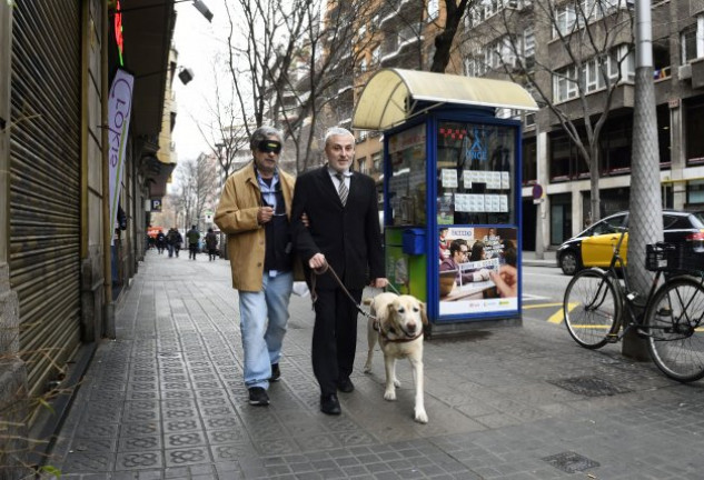 Nuestro colaborador Joan Jolis ha tenido la oportunidad de vivir la aventura de cruzar una ciudad como Barcelona con los ojos vendados.