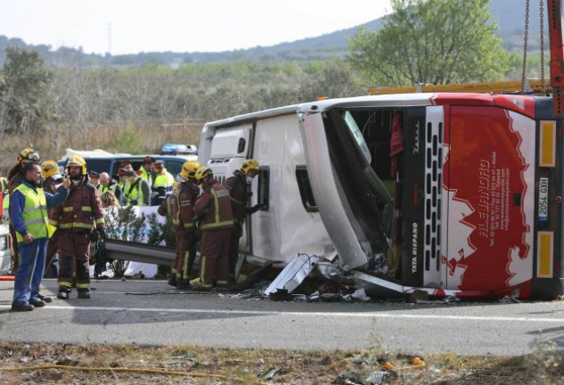 Así quedó el autocar en el que viajaban las jóvenes fallecidas. 
