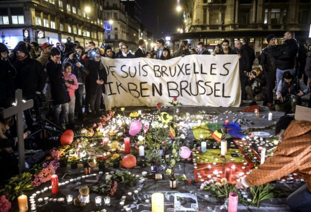 Cientos de personas se dieron cita, espontáneamente, en la Plaza de la Bolsa de Bruselas, para rendir homenaje a las víctimas de la barbarie