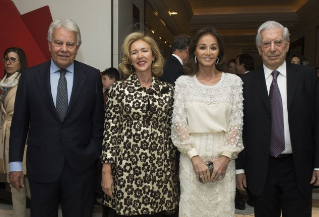 El expresidente del Gobierno Felipe González y su esposa, Mar García Baquero, con Isabel Preysler y Mario Vargas Llosa.