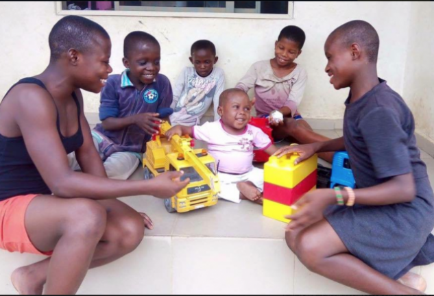 Hope, rodeado de otros niños y cuidadores del orfanato nigeriano en el que ha encontrado un hogar.