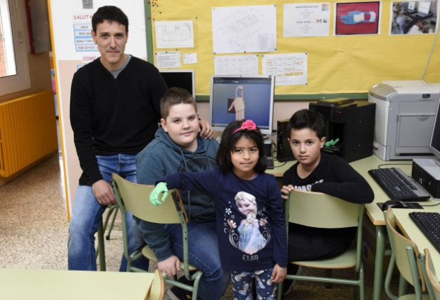 Mariam está encantada con la mano verde que le han fabricado sus compañeros de colegio.
