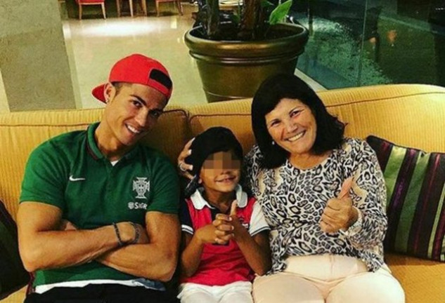 Dolores Aveiro, la madre de Cristiano Ronaldo, con su hijo y su nieto en la foto que colgó en su cuenta de Instagram.