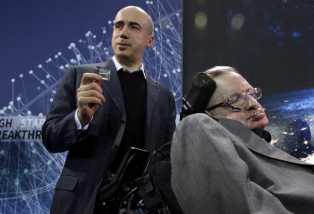 Stephen Hawking ha contado con el respaldo del millonario ruso Yuri Milner, que ha aportado 100 millones de dólares para arrancar el proyecto. 