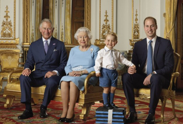 La Reina de Inglaterra ha posado con sus tres sucesores. 