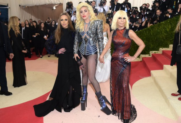 Lady Gaga posó con Donatella (creadora de la chaquetilla que lució) y la hija de ésta, Allegra.