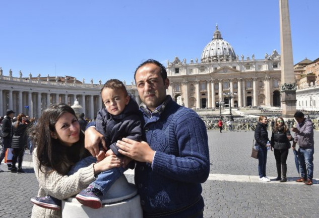 Nur, Hasan y su hijo, Rifat, de 2 años, una de las familias acogidas por el Papa, en la plaza de San Pedro del Vaticano.