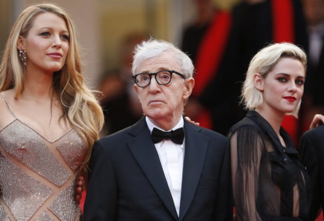 El director, en medio de una escotada Blake Lively y de Kristen Stewart, dos de las actrices de «Café Society».